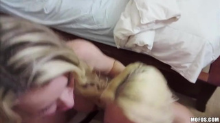 Реальное любительское секс видео на диване с двумя красавицами